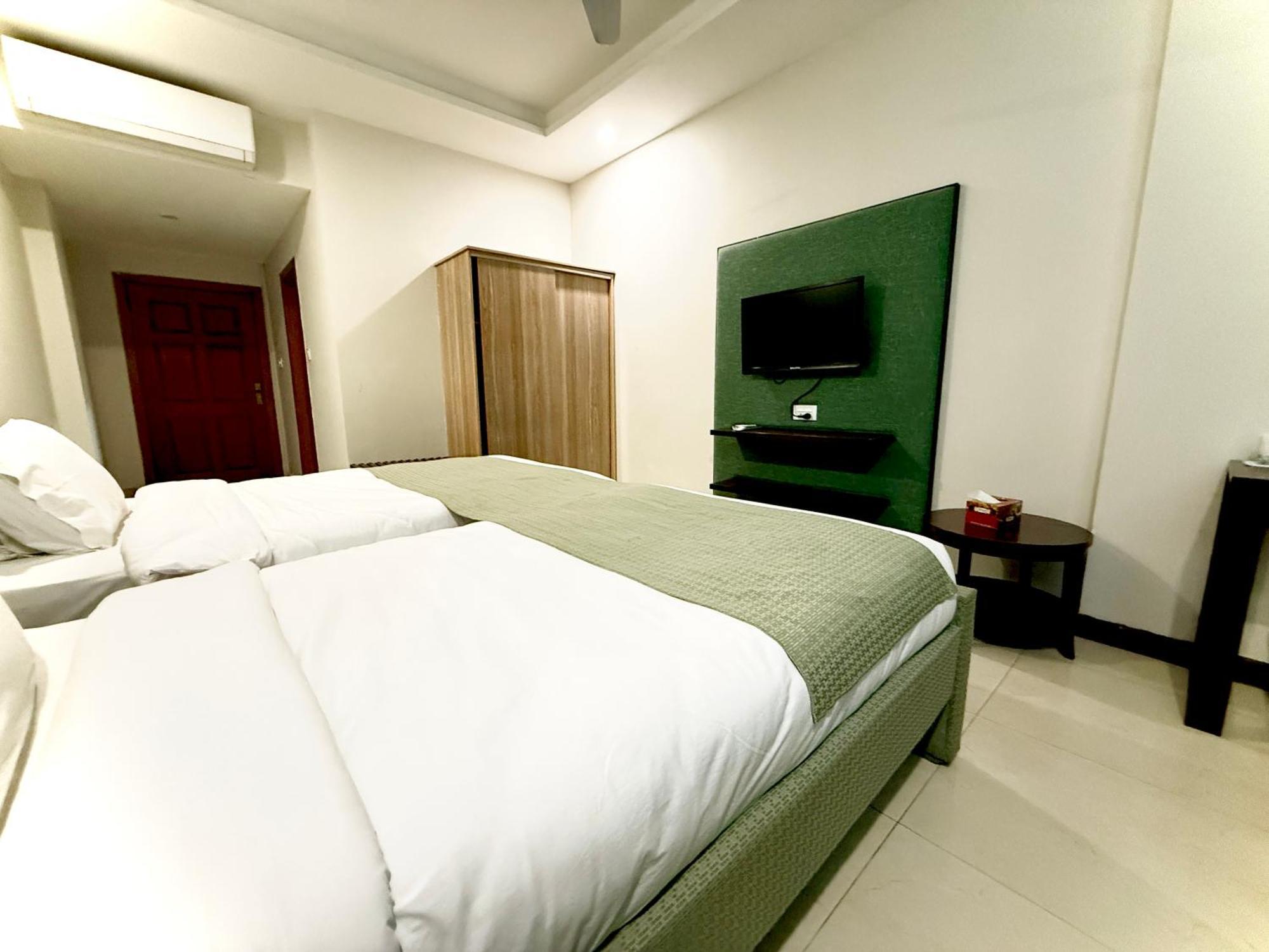 Atlas Hotel Islamabad Esterno foto